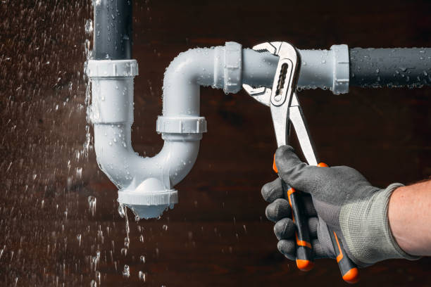 Professional Emergency Plumber technician working in Hemlock, IN